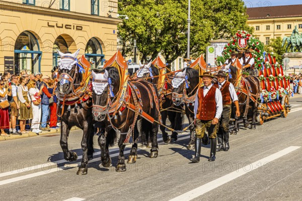 Splendid team of the Spaten brewery, traditional traditional costume and marksmen's procession,