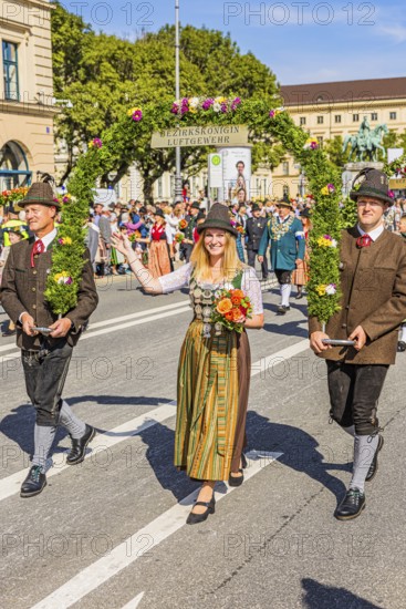District shooting queen air rifle, traditional traditional costume and shooting parade,