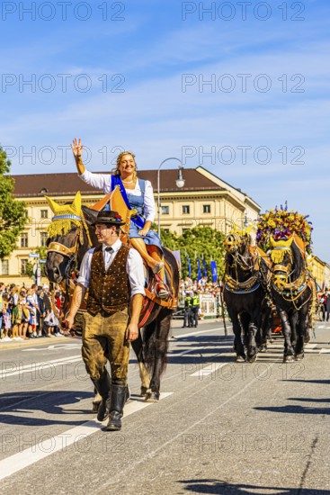 The Bräurosl Rosi Schuhegger on horseback, behind her the splendid team of the Hacker-Pschorr