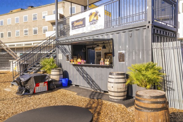 A snack container with barrels and plants outside in the sunshine, open air cinema Sindelfingen,
