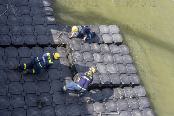 Construction of a floating platform with the jet-float system, this can be used as a work platform,
