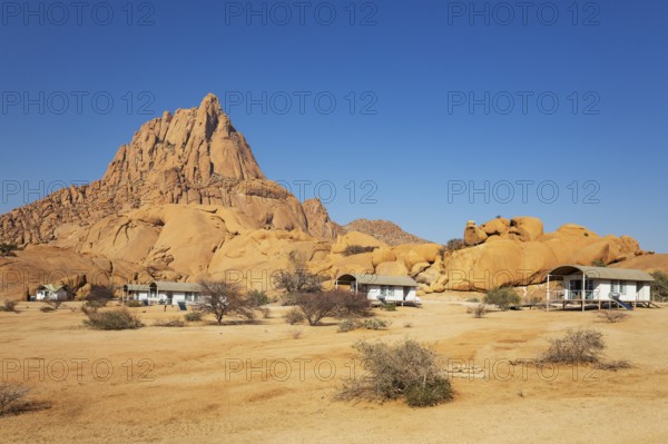 The isolated Spitzkoppe mountain (1728 m) provides a dramatic backdrop for the chalets of the