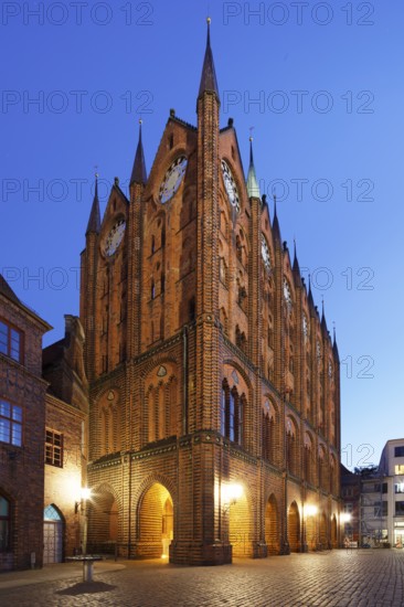 Night shot, Town Hall, construction start ca. 1300, secular building, Brick Gothic, Old Market, Old