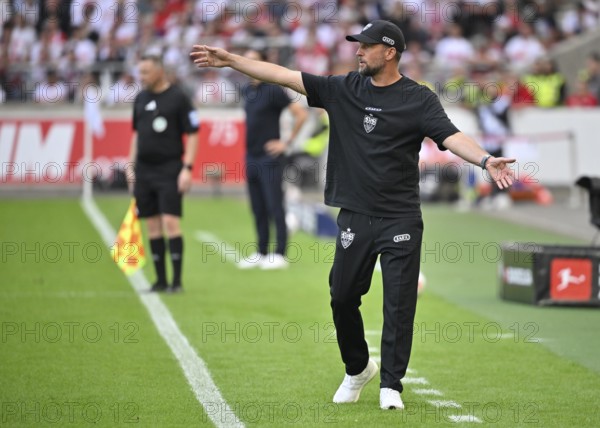 Coach Sebastian Hoeneß VfB Stuttgart on the sidelines Gesture Gesture Bundesliga, MHPArena, MHP