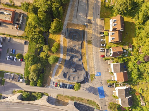 Top view of a pump track with surrounding buildings and green surroundings, pump track, Nagold,