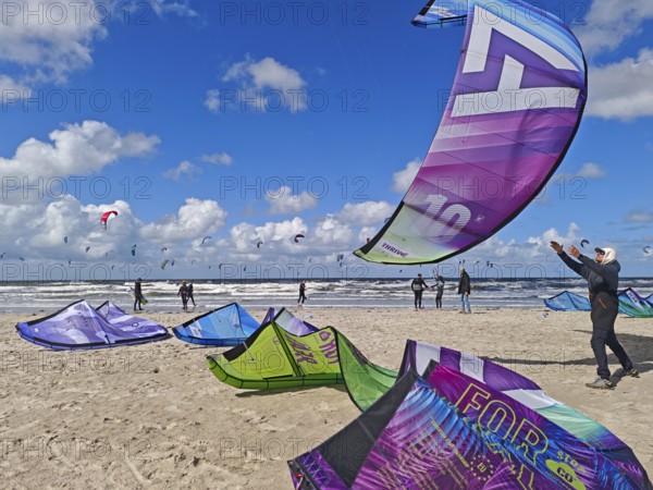 California kitesurfing Masters 2025, kite catching, kitesurfing on the North Sea beach on the edge
