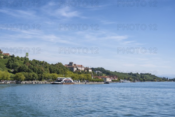 Blick von der Autofähre zur Altstadt und Fährhafen von Meersburg, Bodenseekreis, Baden-Württemberg,