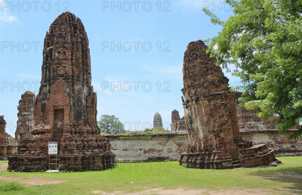 Exploring the historical wat phra sri sanphet in ayutthaya, thailand, highlighting the ancient