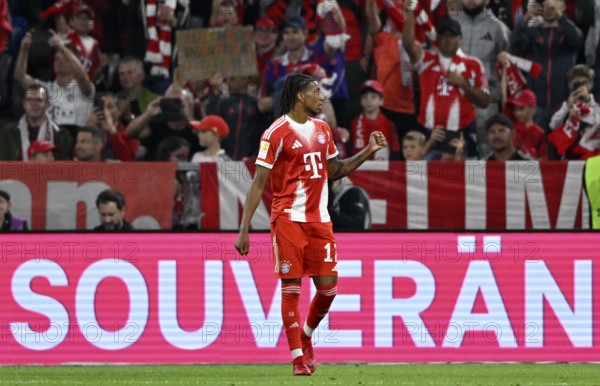Goal celebration Michael Olise FC Bayern Munich FCB (17) Perimeter advertising SOUVERÄN, Allianz