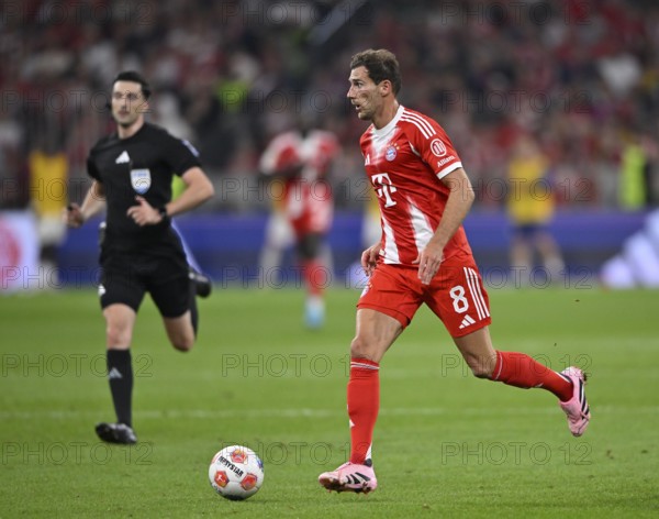 Leon Goretzka FC Bayern Munich FCB (08) Action on the ball behind Referee Florian Badstübner