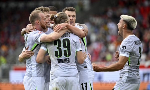 Goal celebration Dzenan Pejcinovic VfL Wolfsburg (17) Patrick Wimmer VfL Wolfsburg (39) Maximilian