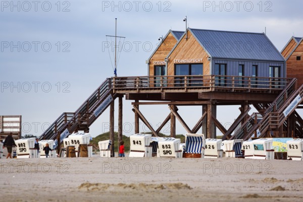 Pile dwelling, beach attendant, beach chairs, walkers, Sankt Peter-Ording, Eiderstedt peninsula,