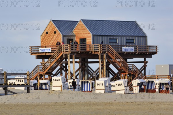 Pile dwelling, toilet house on the beach, beach chairs, strollers, Sankt Peter-Ording, Eiderstedt