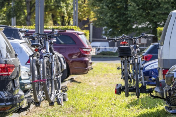 Bicycle carrier, rear carrier for bicycles, which is mounted on a trailer coupling, can transport