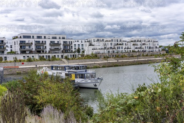 New Graf Bismarck urban quarter on the Rhine-Herne Canal, residential and commercial development on