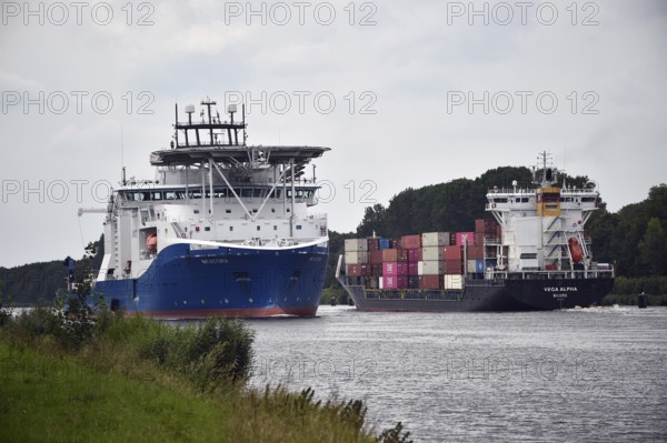Cable carrier, sea cable carrier, ship, vessel, specialised ship, NKT VICTORIA sails in the Kiel