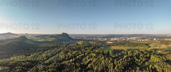 Luftbild, Panorama von einer vulkanisch geprägten Landschaft im Abendlicht, mit dem Hohenstoffeln,