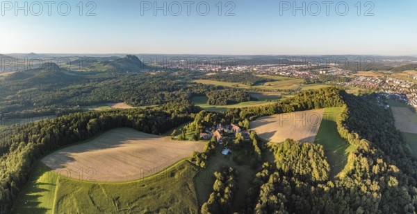 Luftbild, Panorama von einer vulkanisch geprägten Landschaft im Abendlicht, im Vordergrund der