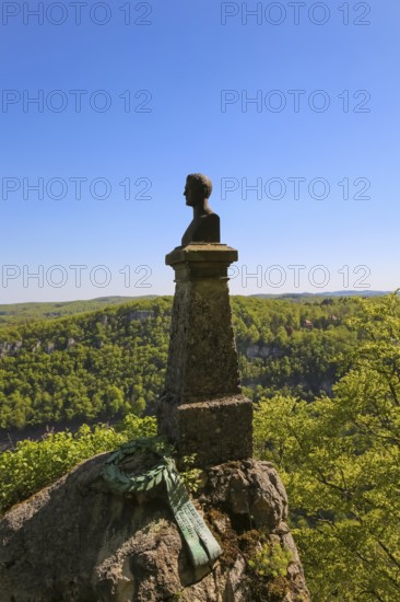 Wreath on the pedestal of the Hauff monument, inscription, Das Edle bleibt der Nachwelt unverloren.