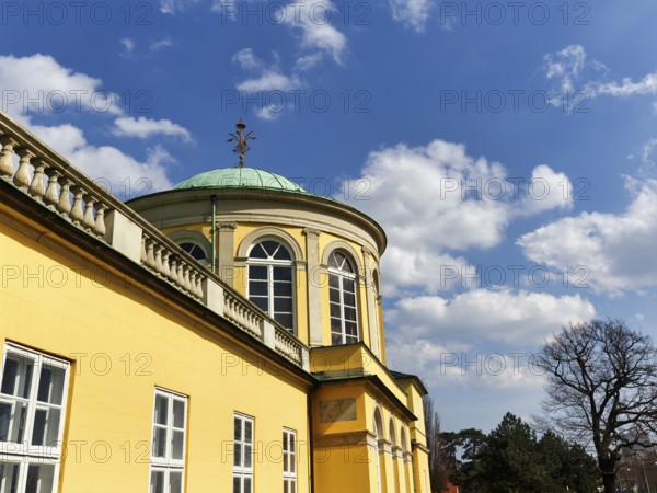 Yellow library pavilion, French classicism, administration, Herrenhausen Gardens, Cumulus, sunny