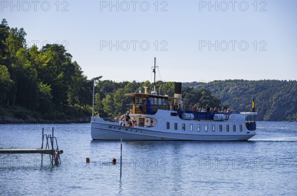 The MS SUNNINGEN, an archipelago boat, approaches the landing stage in the historic seaside resort