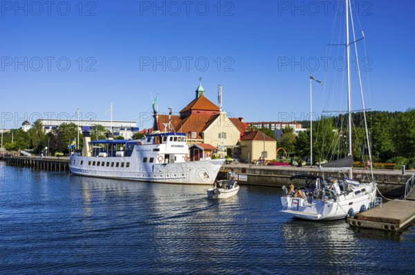 Archipelago boat MS BYFJORDEN and picturesque maritime flair in the guest harbour of Uddevalla,