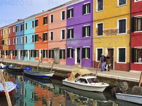 Strollers along the canal, typical street scene in winter, colourful facades, various fishermen's