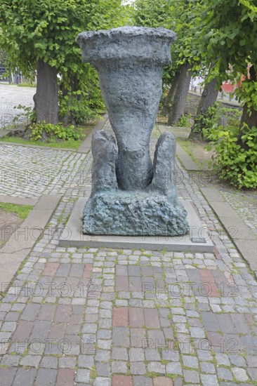 Life-size II by Heinz Breloh, bronze sculpture, Modern Art, Abstract Art, St. Nikolai Church,