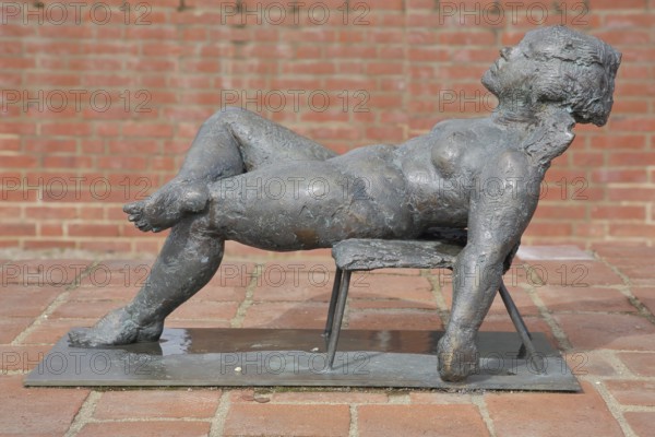 Sculpture Reclining Sofia by Bärbel Dieckmann 1991, bronze sculpture, modern art, female figure,