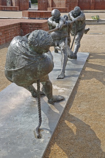 Tug-of-war by Karl-Henning Seemann 1987, bronze sculpture, modern art, tug-of-war, rope, sport,