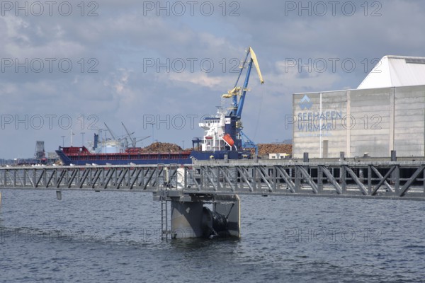 Seaport with pier and jetty, harbour crane, gantry crane, container crane, shipyard crane, cargo