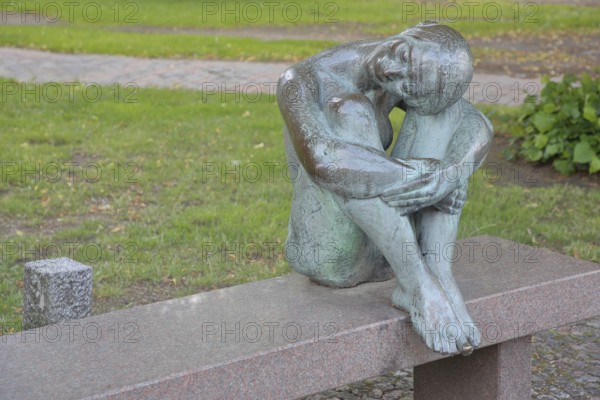 Sculpture Resting by August-Martin Hoffmann 1976, bronze sculpture, seated female figure on bench