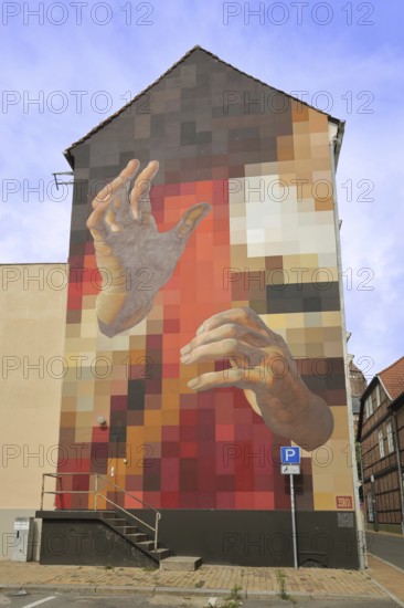 Mural AllerHand Tino Bittner 2024, street art, graffiti, two big hands, coarse pixels, grid,