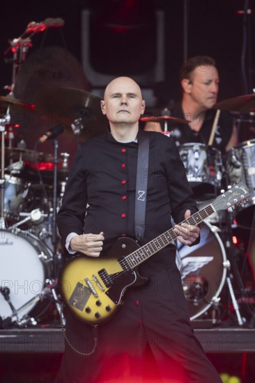 Billy Corgan (singer) and Jimmy Chamberlin (drummer) from The Smashing Pumpkins live on The Aghori