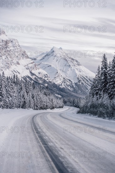 Winter road trip on the Icefields Parkway with lots of snow and ice, Banff National Park, Jasper