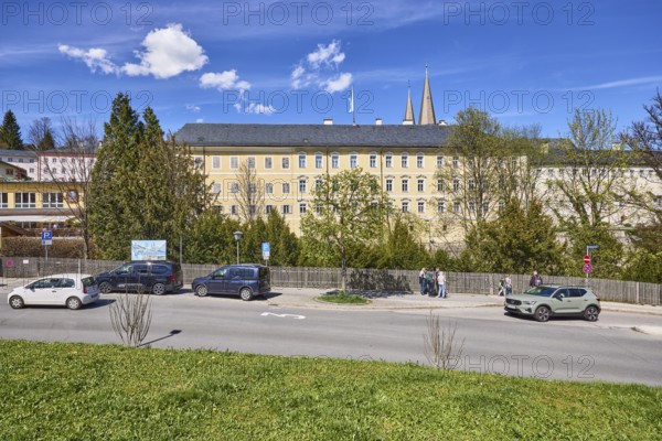 Royal Castle Berchtesgaden, general development, lawn, parking lane with vehicles, wooden fence,