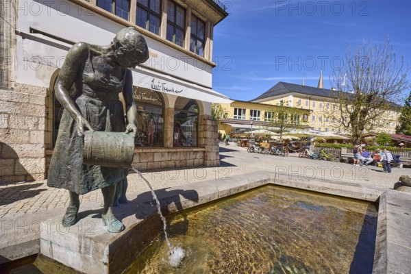 Mother-child fountain, fountain with bronze sculptures, sculptor Fritz Schelle, square, pedestrian