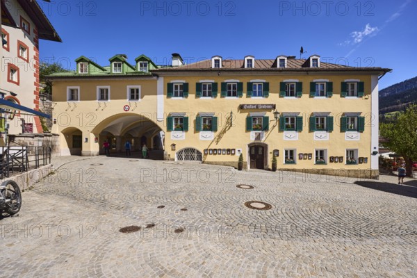 Gasthof Neuhaus, pedestrian zone, square, cobblestones, historic buildings, drive-through arch,