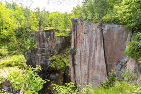 On the porphyry nature trail, Gleisberg quarry with number wall, historic quarries on the