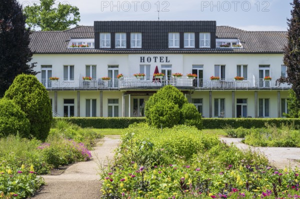 Park hotel, flowers in the foreground, Kaiser-Karls-Park, garden show, Bad Lippspringe, climatic