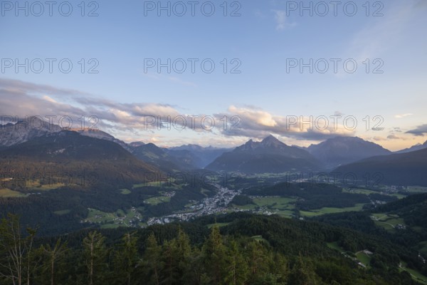 Panoramic view from the Kneifelspitze of Berchtesgaden, Hoher Göll, the Kehlsteinhaus, Watzmann,