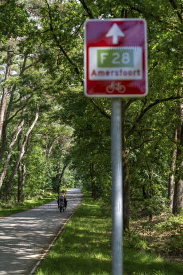 Long-distance cycle route F28, so-called Doorfietsroute, through cycle route, in the province of
