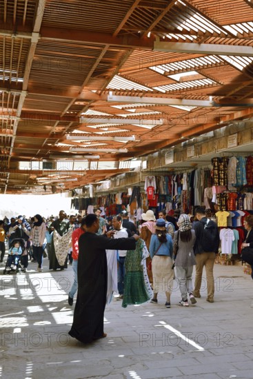 Bazaar with tourists at the temple of Hatshepsut, mortuary temple of Hatshepsut, Deir el-Bahari,