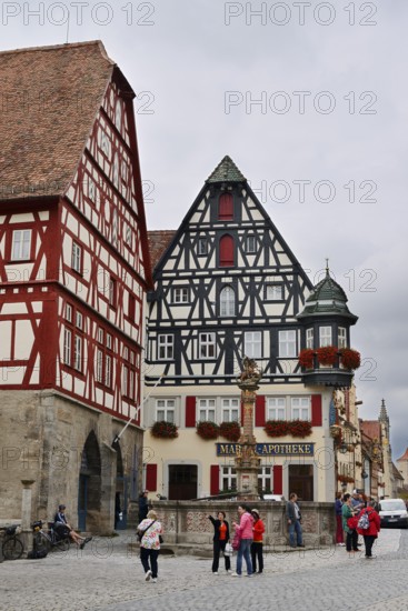 St. Georgsbrunnen and Marien-Apotheke in the Jagstheimer-Haus, Rothenburg ob der Tauber, Middle
