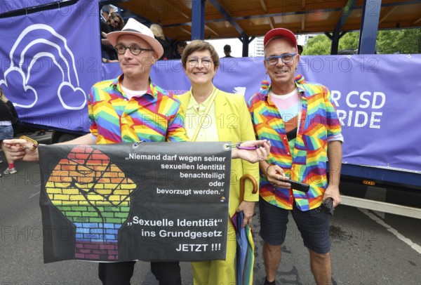Saskia Esken (former party leader of the SPD, centre) at the 47th Christopher Street Day under the
