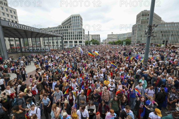 Overview of the participants at Potsdamer Platz at CSD Berlin under the motto - Never quiet again -