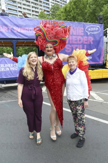 Josephine Ortleb (Vice President of the Bundestag, l.), Michelle de la Rose (m.) and Petra Pau