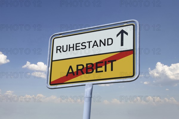 (Photomontage) Town exit sign with the inscription RUHESTAND / ARBEIT detached in front of a blue
