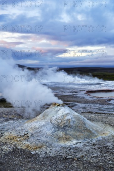 Fumarole, Solfatare Öskjuholt, steaming sinter cone, lime sinter, sulphur vapour, Hveravellir