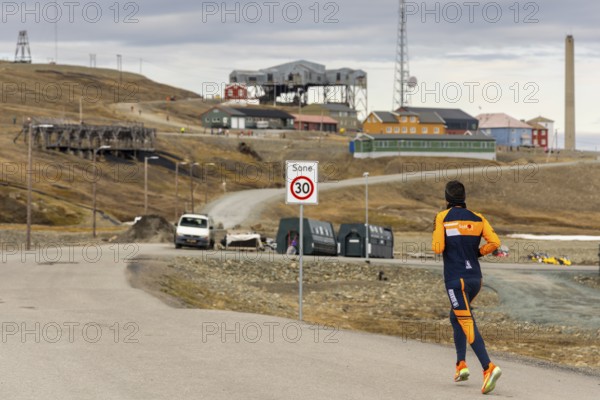 Marathon, runners in front of the historic Taubanestralen cable car, transport cable car, coal